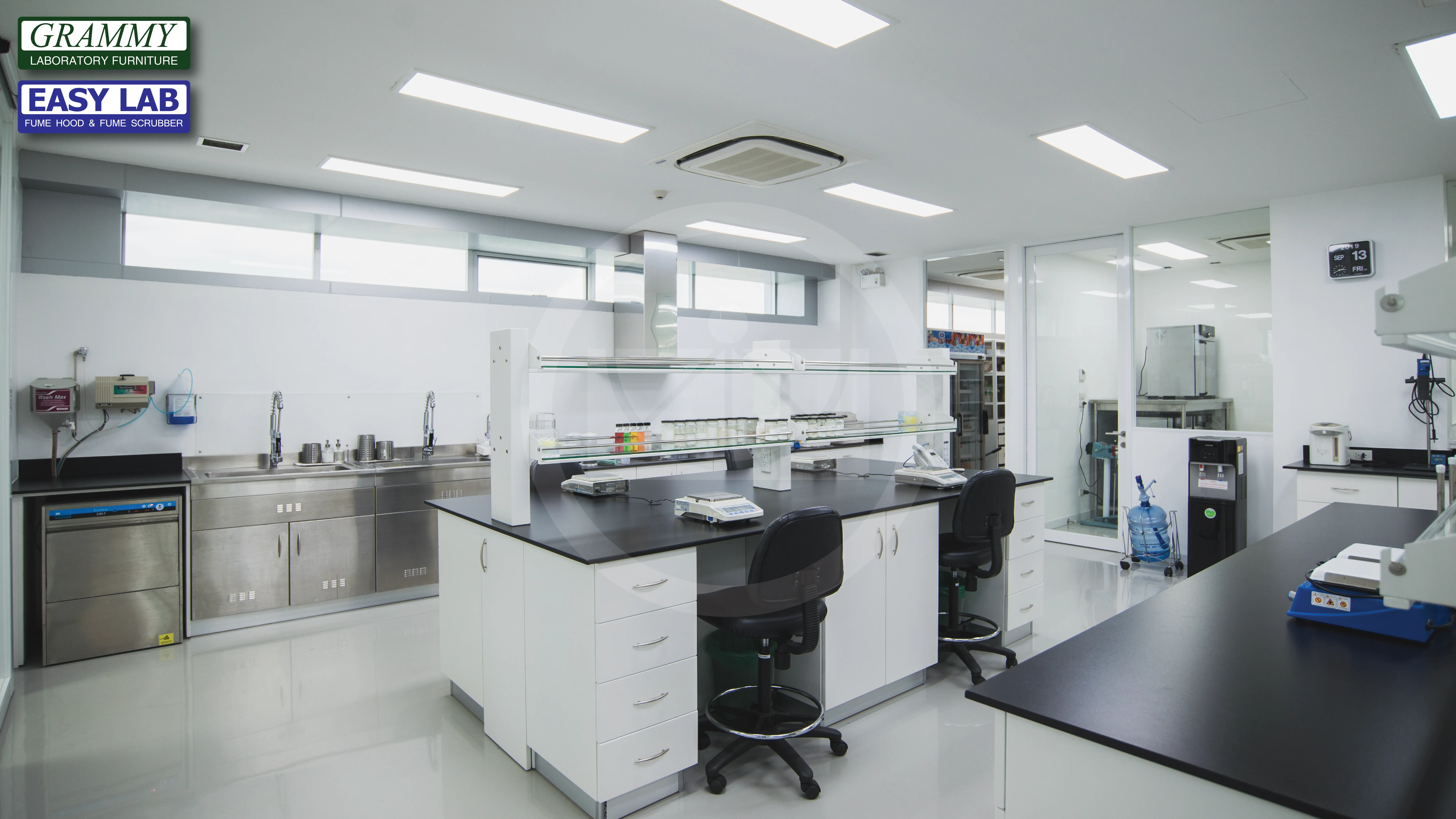 ติดตั้งโต๊ะปฏิบัติการ GRAMMY & ตู้ดูดควัน EASY LAB